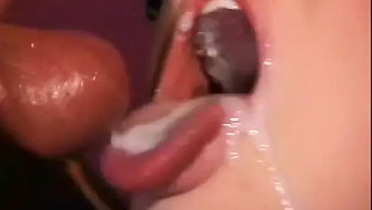 Denizcilerle barda üçlü seks ve bire bir sikiş. 2 sahne içinde 1