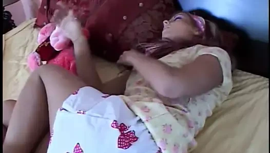 Lola, deliklerini iki sert yarakla doldurur.