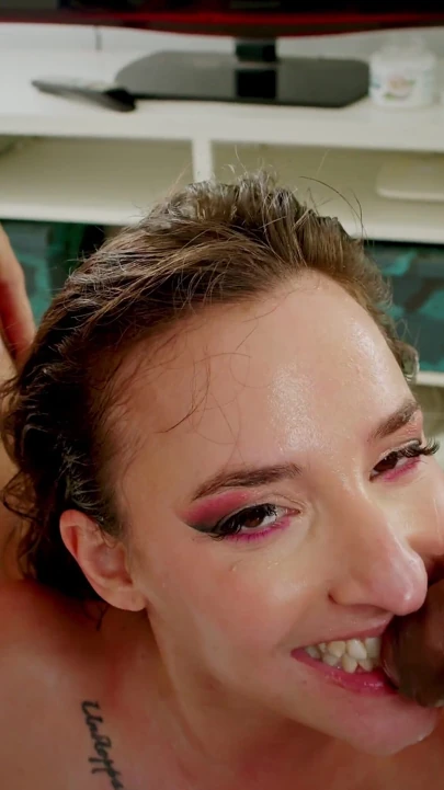 Amirah Adara Quer Saber Como É Ser Submetida a Uma Gangue De Golpes Muito Duros
