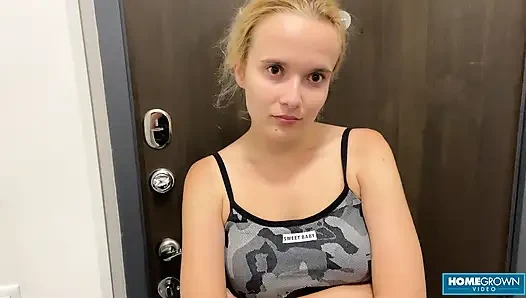 Seksi sarışın lolipop ateşli yoga kıyafetli rol yapmada bir banka temsilcisini baştan çıkarıyor