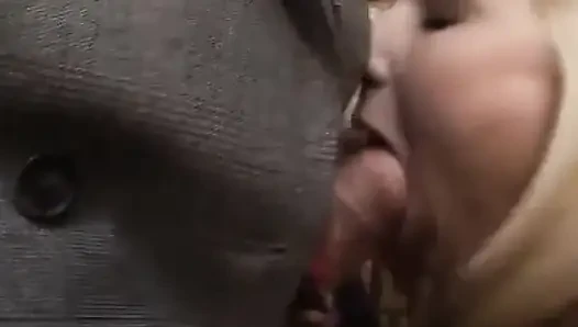 Azgın sarışın sürtük hapiste yaşlı bir adam tarafından sikiliyor