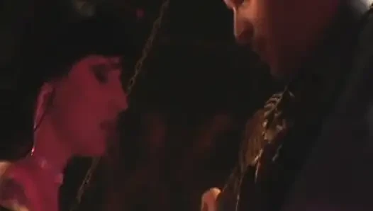 Siyah saçlı büyük memeli kız amcığını sikiyor