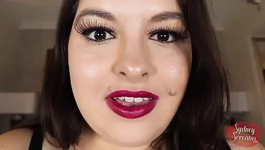 Aç dev kadın yemeğiyle oynuyor