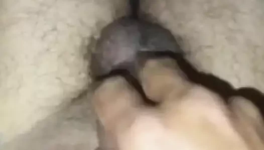 Çok iyi görünümlü adam yarakla mastürbasyon yapıyor