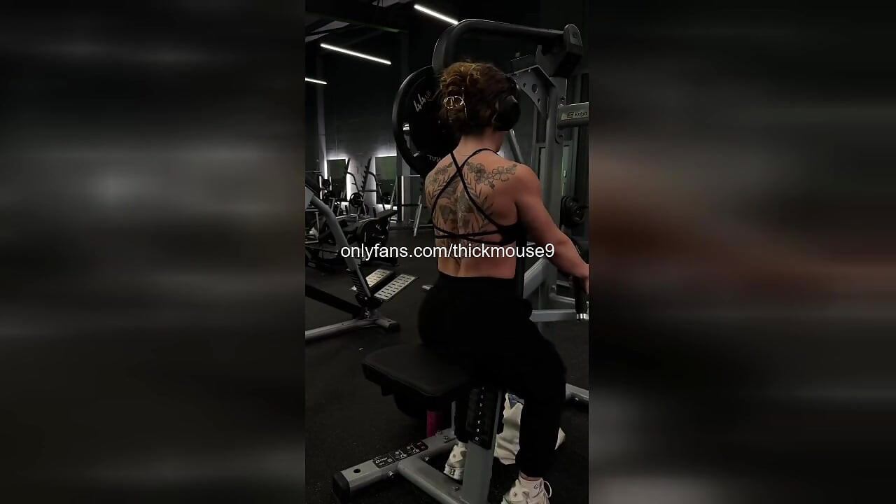 Tiktok genç kızın amcık kayması: kazara bakire maruziyeti!