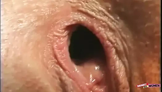 Bu kızların deliklerini iyice açtıktan sonra, bu şanslı adamlar güzel yüzüne boşalıyor