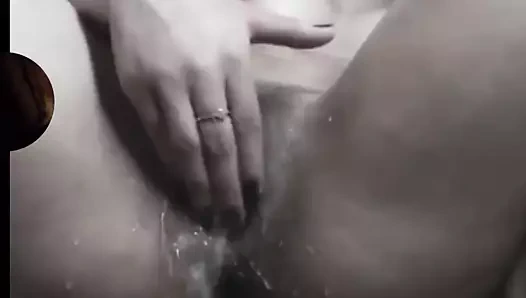 Yenge fışkırtana kadar onu kedi parmaklıyor.