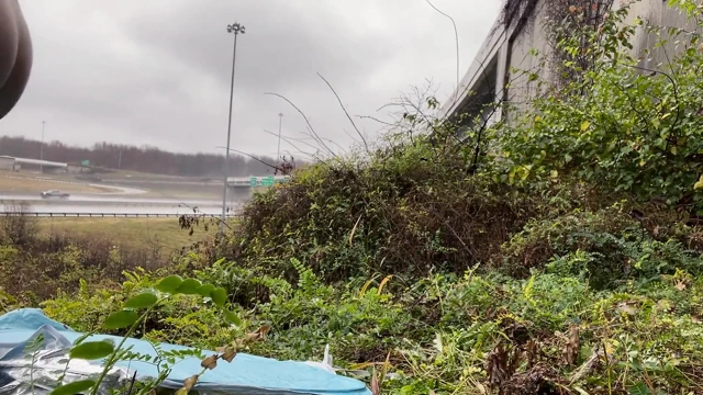 Yağmurda sırılsıklam kas tanrısı: çıplak otoyol esnek ve patlayıcı boşalma