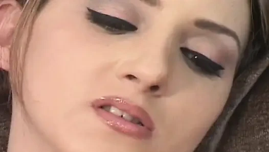 Fransa'dan üniversiteli sürtük yüzünü siktiriyor