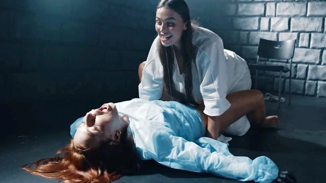 Lezbiyen kızlar seks iblisi tarafından ele geçiriliyor - çok fazla fışkırtma ile kız eyleminde sert kız