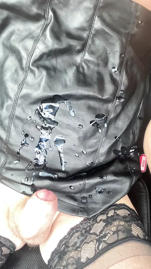 Сексуальная сучка дрочит в машине