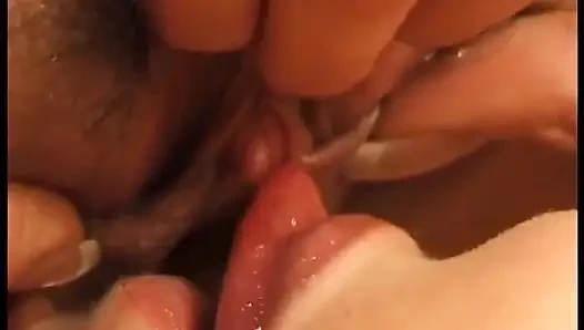 İki ateşli fahişe birbirini boşaltıyor