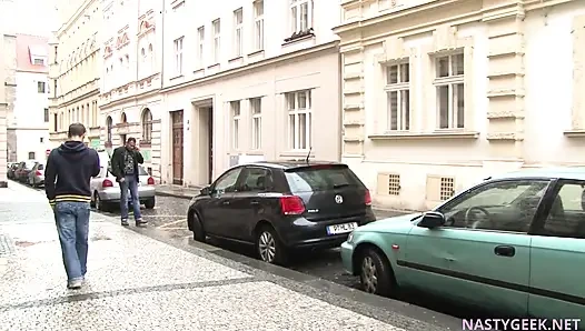 Karımı sikmek mi yoksa yarağımı mı istiyorsun?