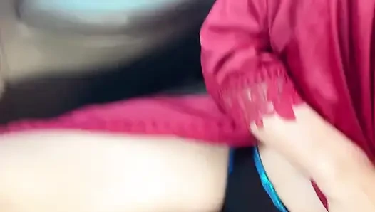 Arabanın çok çekici küçük bir çocuğu