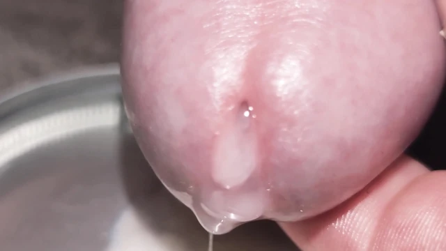 Oyun, kenar ve sızdırılmış bir sürü sperm boşalması. Yakın çekim kalın döl boşalması. Kendi dölümü yut