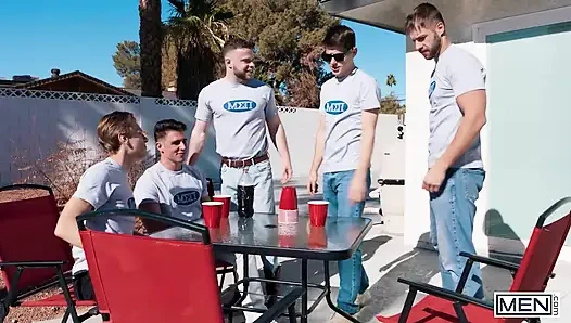 Erkekler - Arno Antino ve Joey Mills havuz kenarında azdırmadan ateşli içeride seks ve yüze boşalmaya gidiyor