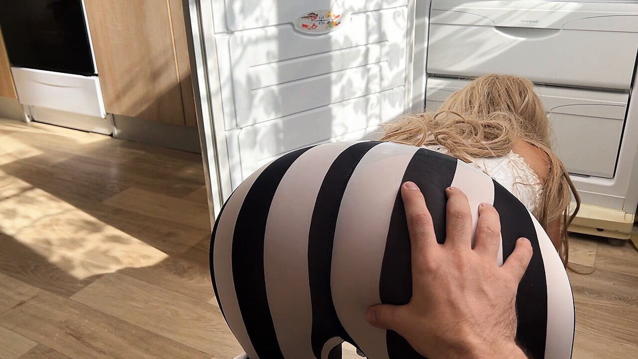 Milf içinde sıkı tayt bükülmüş ve rahat ona büyük göt için anal seks