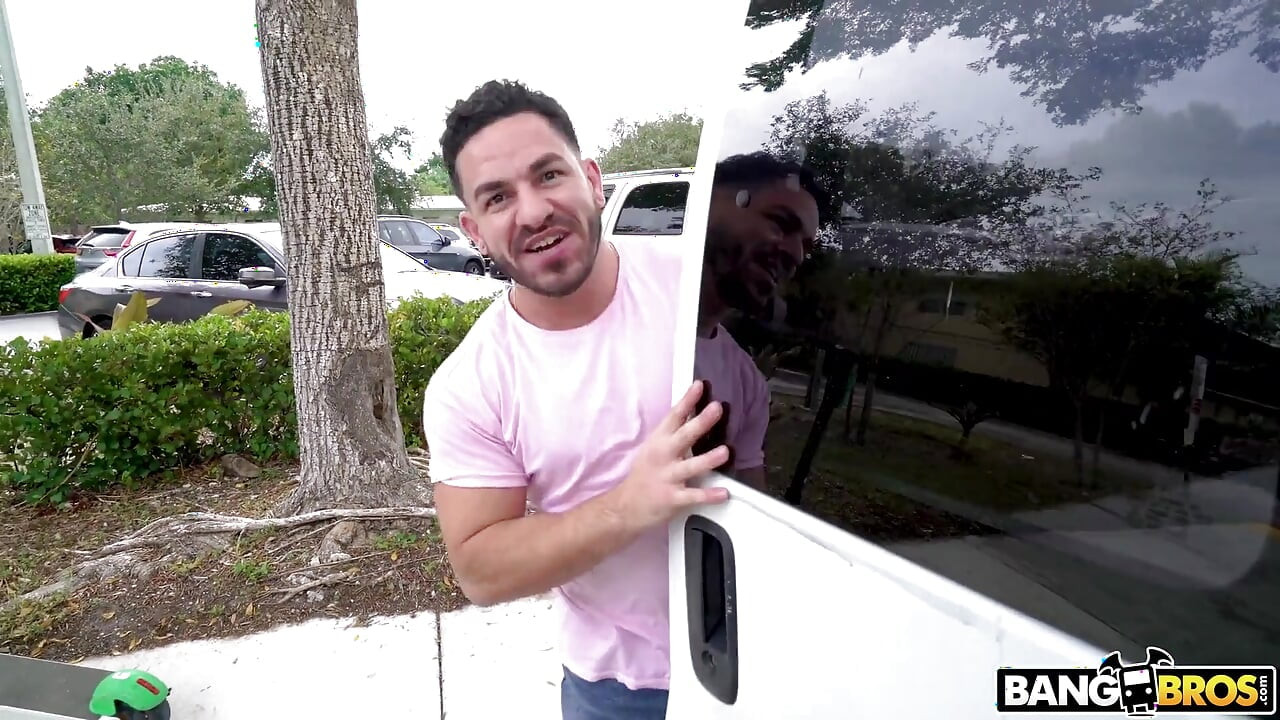 Bangbros - hevesli model Aria Haze iş için sikişiyor ve bonus olarak yüze boşalma alıyor