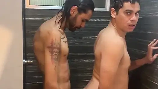 Spor salonunun banyosunda arkadaşımın götünü sikiyorum.