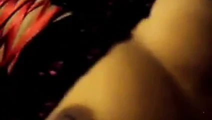 Kız arkadaşının üzerine fışkırtıyor