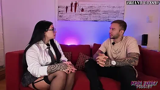Melthoney Brian Evansx ile röportajdan sonra ayaklarını emiyor ve büyük götünü sikiyor