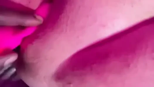 Büyük götlü pawg'ı bağladı ve sikini besledi ve ayak parmaklarını emdi