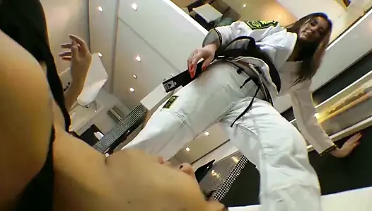 Pandora Cruel ve Köle Pat'in karateka ayakları