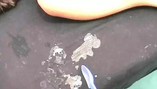 Harika bir Alman bayan biraz sıcak dölle besleniyor