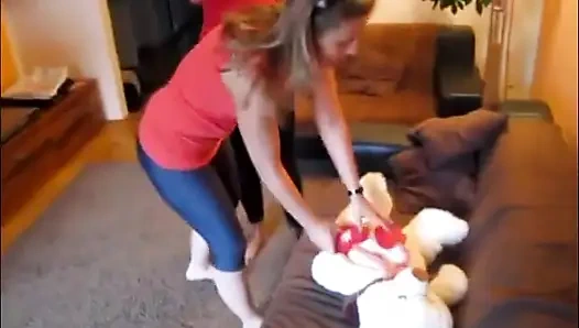 İki kız oyuncak ayının üstüne atlıyor