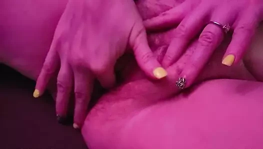 Evli kadın amına mastürbasyon yapıyor