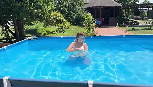 Nefesimi havuzda su altında tutarken dildo sikişi ve dildo sakso