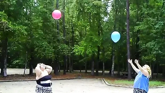 Angie Kimber ve ben balonlarla oynuyorum