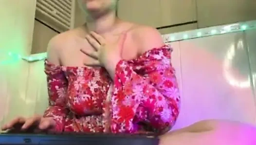 Jucielussie doğal büyük memelerle oynuyor