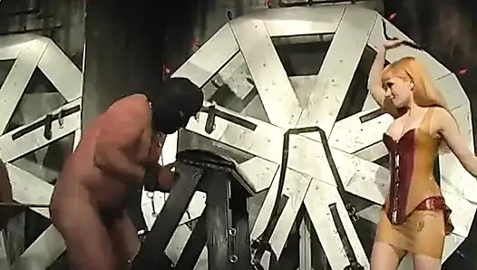 İki dominatrix şişman bir köleyi kırbaçlayıp şaplak atarak kendilerini eğlendiriyor