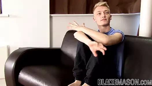 Yakışıklı genç İngiliz alır onun büyük horoz dışarı için bir masturbasyon