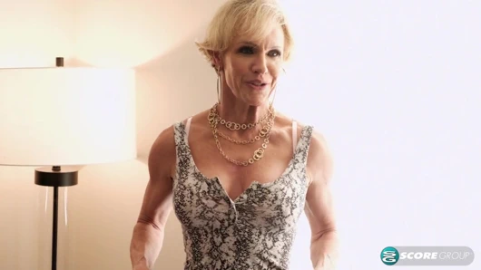 İri göğüslü evli kadın ve anne büyük, genç bir yarağı sikiyor