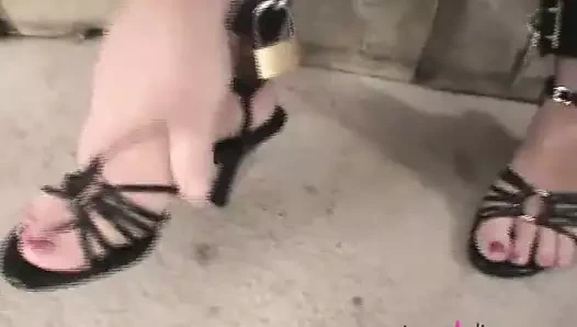 Ateşli sarışın kelepçeli