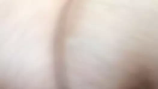 Büyük bbw'nin büyük büyük göğüsleri sallanıyor. çatlaklar ve büyük meme uçları