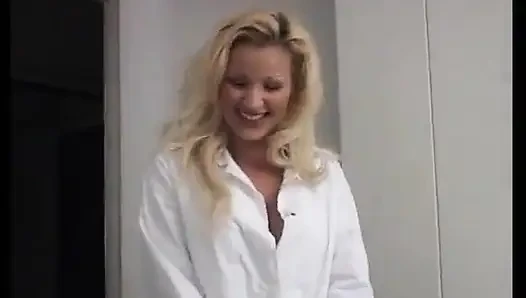 Seksi kaltak büyük sert yarağa biniyor!