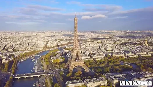 Vixen genç, yaşlı bir adam tarafından yönetilme fantezisini yaşıyor