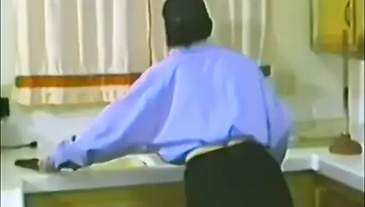 Bir kadın tesisatçı lavabodan daha fazlasını açıyor