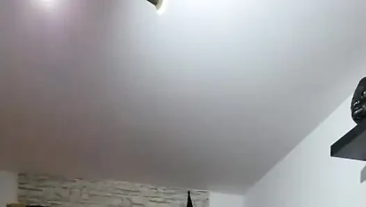 Orta yaşlı seksi kadın amcığını parmaklıyor ve fışkırtarak orgazm oluyor