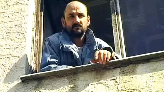 Vahşi Alman ev hanımı büyük bir yarak hırsızı tarafından sikiliyor