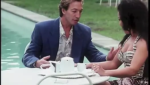 Arkadaşı onları pencereden izlerken bahçede sikişiyorlar