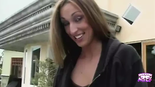 Vahşi bir esmer işerken yakalanıyor, röportaj yapıyor ve buff bir adam tarafından sikiliyor