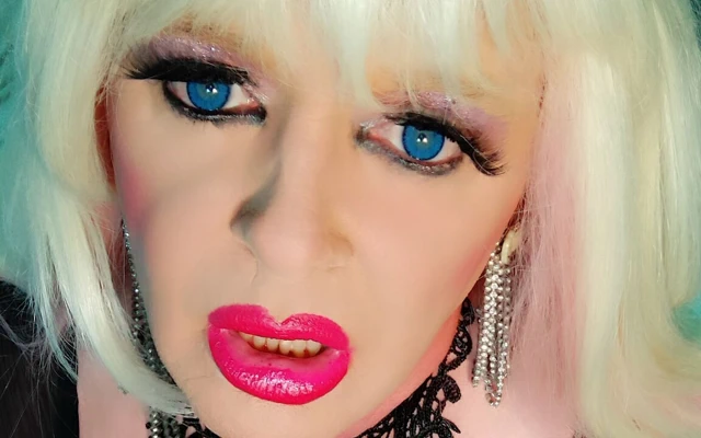 Çoraplı ve topuklu travesti sürtük