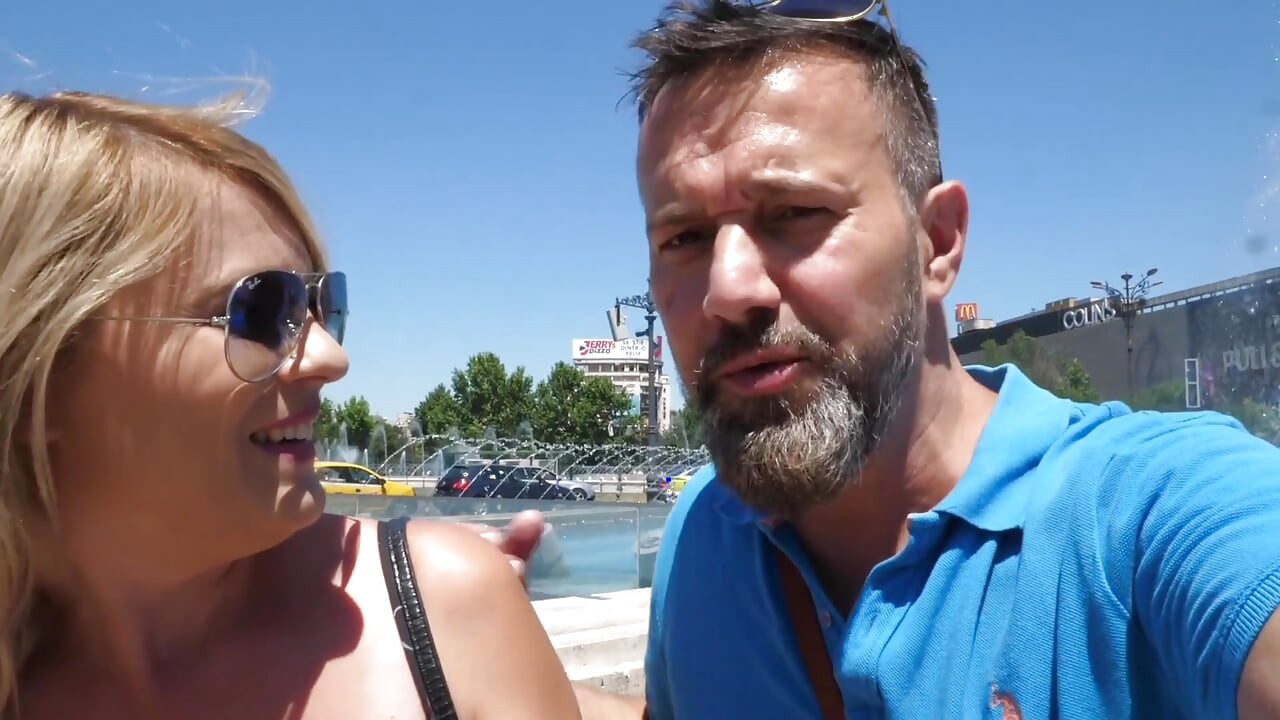 Büyük memeli sarışın orta yaşlı seksi kadın kanepede her santimi alıyor