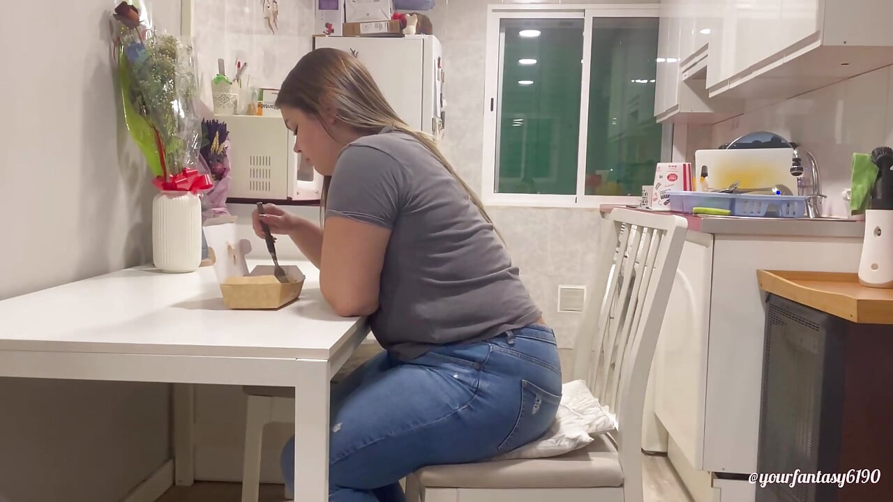 Yemek yerken utanmadan osuruyor 2