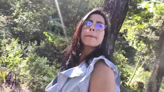 Parkta bir adamla tanıştım ve sonunda onu ormanda emdi ve becerdi!