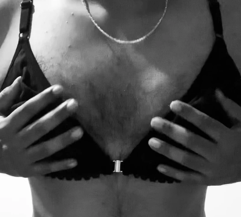 Сисси показывает маленькие в черном лифчике и трусиках